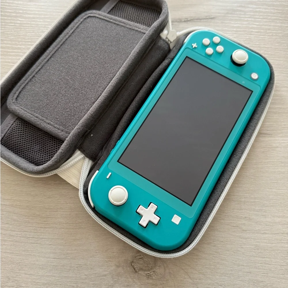 Nintendo Switch Lite - Picture 6 of 8